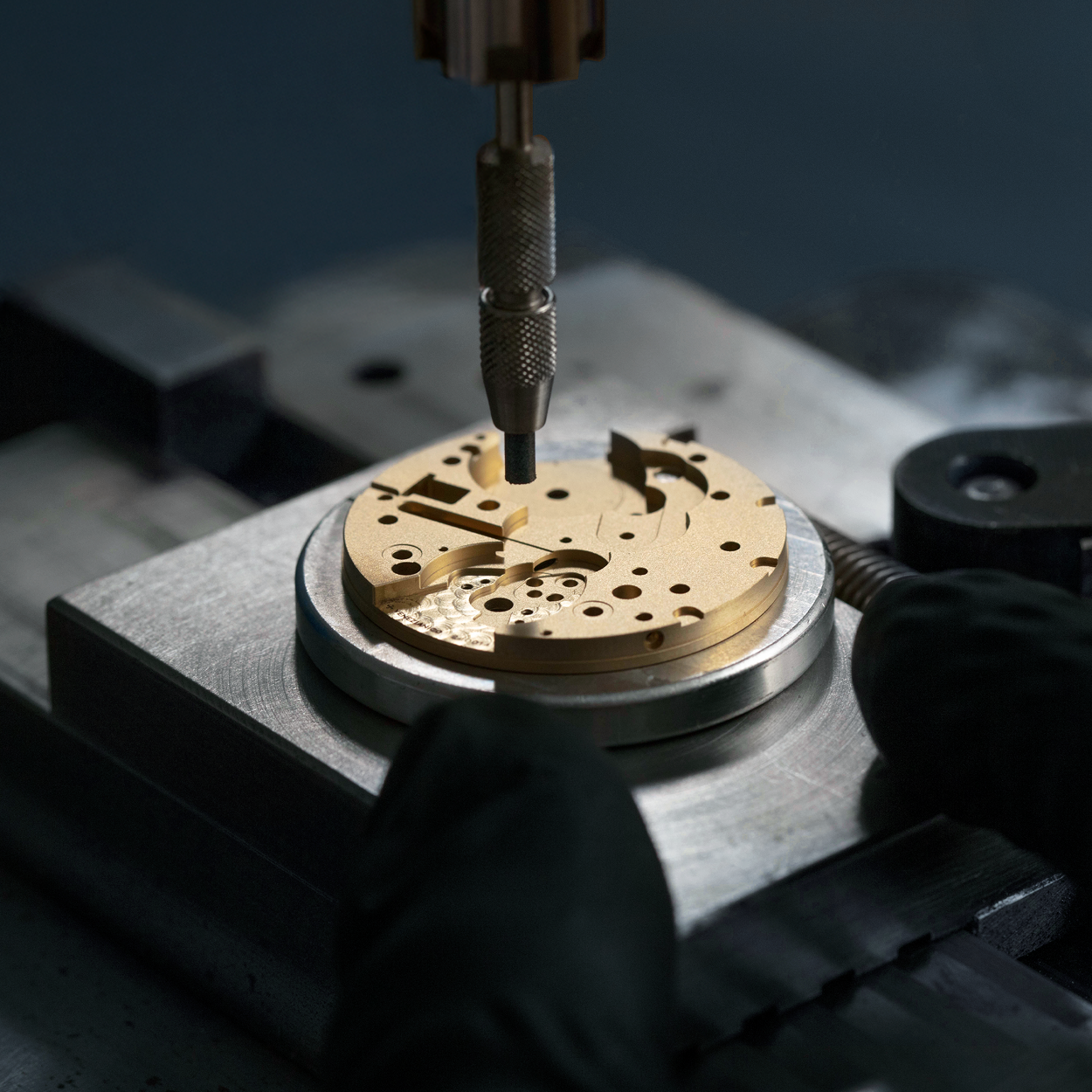 microperlage, polished anglage, and radial Côtes de Genève